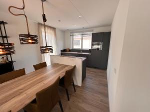Posezení v ubytování Luxe villa op Vakantiepark de Koorn-aar