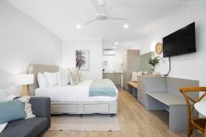 ein Schlafzimmer mit einem Bett und ein Wohnzimmer in der Unterkunft Bayscape Studio Glenelg in Glenelg