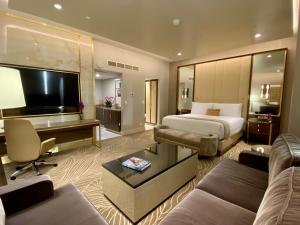 een grote hotelkamer met een bed en een bureau bij SAHARA Las Vegas in Las Vegas