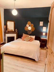 ChaudonにあるMaison de campagneのベッドルーム(大型ベッド1台、鏡付)