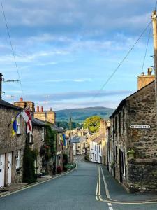 an empty street in a small town with buildings at Spinners Cottage - Central Kirkby Lonsdale Retreat in Kirkby Lonsdale