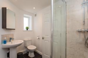 a bathroom with a toilet and a sink and a shower at Studio Flat in the Heart of Crawley- Apartment 7 in Crawley