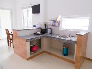 Virtuvė arba virtuvėlė apgyvendinimo įstaigoje Mui Ne Volga Hotel & Apartments