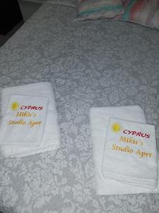 twee handdoeken zittend op een bed bij Mikis Studio Type Aprt. in Larnaka