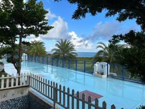 豊浜郷にある太平洋渡假村の海を背景にしたスイミングプール