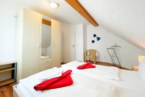 En eller flere senge i et værelse på Ferienhaus Meer