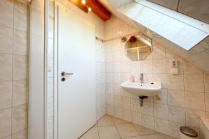 Et badeværelse på Ferienhaus Meer + 13 billeder