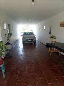 un coche aparcado en un garaje con aparcamiento en CASA RUBIA MORENO en La Banda