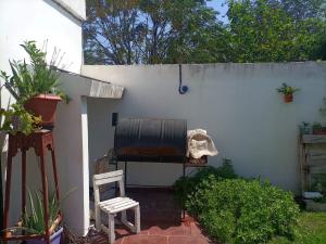 un piccolo giardino con una sedia e una recinzione di CASA RUBIA MORENO a La Banda