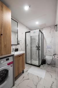 ein Bad mit einer Waschmaschine und einer Dusche in der Unterkunft Verde Mare Hotels in Antalya