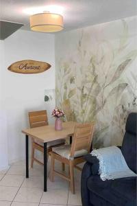 ein Esszimmer mit Tisch und Stühlen und einer Couch in der Unterkunft Auszeit am Gehrenberg in Markdorf