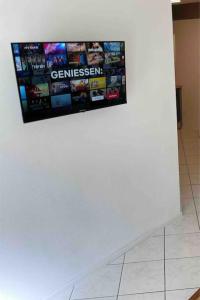 eine weiße Wand mit einem Poster darauf in der Unterkunft Auszeit am Gehrenberg in Markdorf