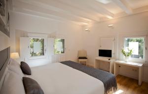 Ένα ή περισσότερα κρεβάτια σε δωμάτιο στο Hotel Sitges Rooms +23 φωτογραφίες