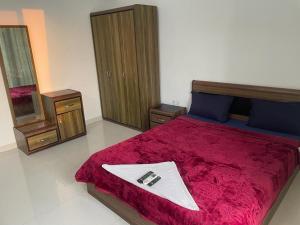 um quarto com uma cama com um guardanapo em Royal Nest Premium em Pune
