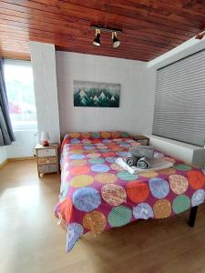 Un pat sau paturi într-o cameră la Apartamentos Penibetico con parking y wifi by SURYNIEVE