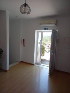 ein leerer Raum mit offener Tür und einem Flur in der Unterkunft Cottage Abrunheiro Grande in Vila de Rei
