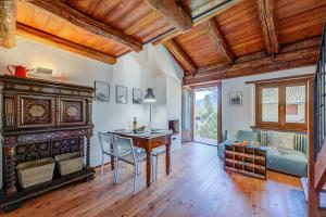 un salon avec une table et une cheminée dans l'établissement San Marco Lodge Apt Mountain Retreat - Happy Rentals, à Oulx