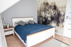 Willa Żar في Bialskie: غرفة نوم مع جدارية للذئب على الحائط