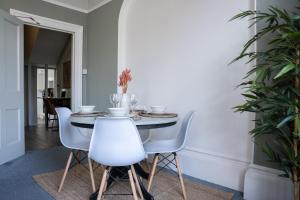 uma sala de jantar com mesa e cadeiras em Montpellier Villa 