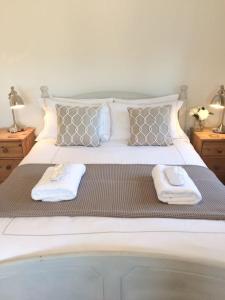 Katil atau katil-katil dalam bilik di Chy Bownder Cottage