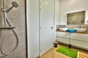 een badkamer met twee wastafels en een douche bij La longère de Poulrinou in Bohars +18 foto's