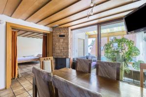 - une salle à manger avec une table et des chaises dans l'établissement Große Ferienwohnung Wagner, à Wehingen