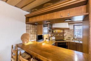 a kitchen with a long wooden table in a room at Große Ferienwohnung Wagner in Wehingen