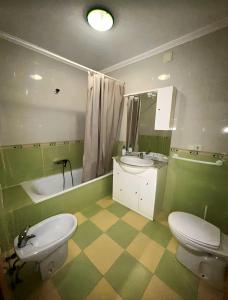 リナーレスにあるPiso Centrico En Linaresのバスルーム(トイレ、洗面台、バスタブ付)