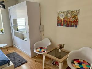 格利維採的住宿－Apartament Joanna parter blisko Onkologii，客厅配有桌子和两把椅子