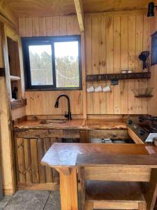 Kuchyň nebo kuchyňský kout v ubytování Tiny Catamarán + 15 fotografií