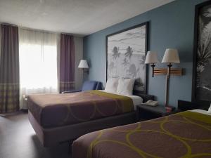 Postel nebo postele na pokoji v ubytování Super 8 Motel by Wyndham near Fort Lauderdale Arpt