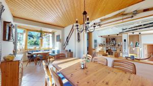 ヴァイトリングにあるChalet Tirol Waidringのキッチン、ダイニングルーム(木製テーブル付)
