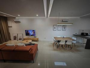 - un salon avec un canapé et une table dans l'établissement H+M Residence II [3km] to Setia City Convention, à Klang