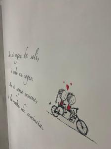 un dibujo de dos personas en bicicleta en Il Borgo, en Sant'Egidio del Monte Albino