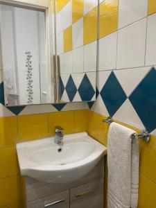 y baño con lavabo y espejo. en Il Borgo, en Sant'Egidio del Monte Albino