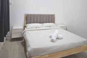 uma cama com duas toalhas brancas em H+M Residence II [3km] to Setia City Convention em Klang