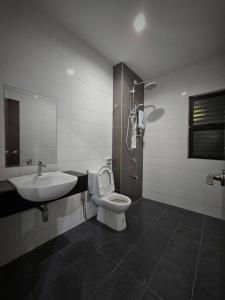 H+M Residence II [3km] to Setia City Convention في كلانغ: حمام مع مرحاض ومغسلة