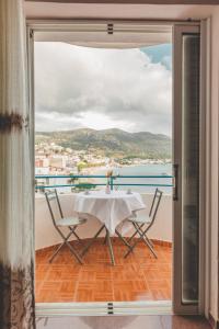 d'une table et de chaises sur un balcon avec vue sur l'océan. dans l'établissement Beachfront Apartment, à Himarë