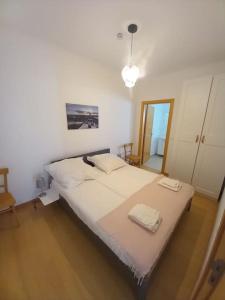 1 dormitorio con 1 cama con 2 toallas en Casa Grande Abrunheiro Grande, en Vila de Rei