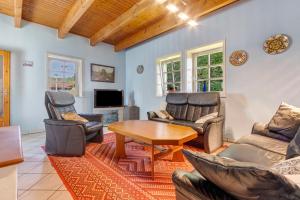a living room with couches and a table at Ferienwohnung im Grünen in Bissendorf
