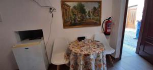 Habitación con mesa, boca de incendios, mesa y sillas. en Casa das Matriarcas - Casa da Avó Benvinda, en Belmonte