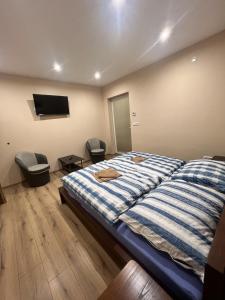 Postel nebo postele na pokoji v ubytování Penzion u Tučňaka