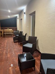 una sala de espera con sillas, mesas y una mesa en Penzion u Tučňaka, en Humenné