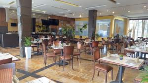 a dining room with tables and chairs in a restaurant at Eurobuilding Express Barinas in Barinas