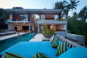 una casa con piscina frente a una casa en Nisala Villas, en Mirissa