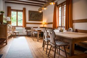 ein Esszimmer mit einem Holztisch und Stühlen in der Unterkunft Exklusives Ferienhaus in Top Lage: Der Johannishof in Würzburg