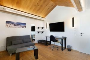 sala de estar con sofá y mesa en Wolf's Apartment Ortenau en Renchen