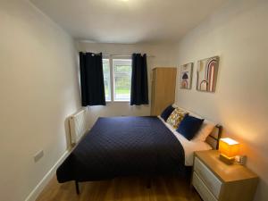 Postel nebo postele na pokoji v ubytování Cosy Kingsway House, Entire house, 5 bedrooms with 7 beds, working facility, free parking , smart TV for each room, free WiFi, washing machine, near to Derby Royal hospital, Derby university and Toyota manufacturing Ltd, easy access to A38 and A50