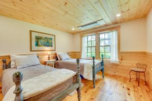 Ένα ή περισσότερα κρεβάτια σε δωμάτιο στο Lakefront Lovell Home with Dock Walk to Town Beach!