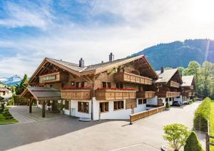 une image d'une maison dans les montagnes dans l'établissement Ultima Gstaad Residences, à Gstaad